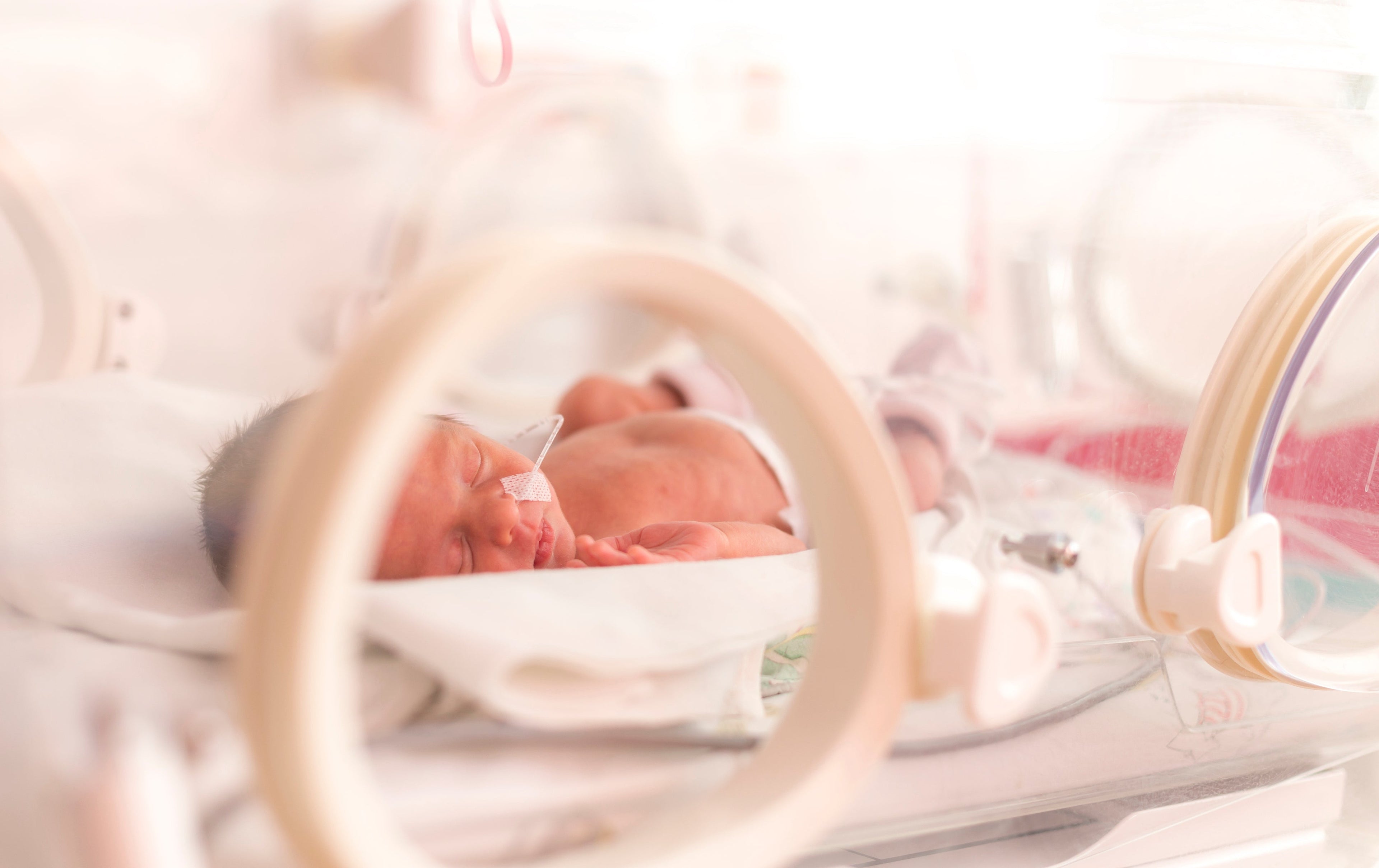 Bébé prématuré : guide complet pour comprendre, accompagner et habiller les premiers mois