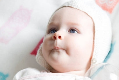 Bonnet bébé en laine : douceur, chaleur… et un vrai rôle à la maternité