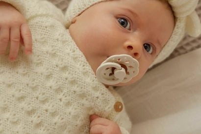 Brassiere Bebe : Tout Savoir sur ce Vêtement Cocon Essentiel pour le Nouveau-né