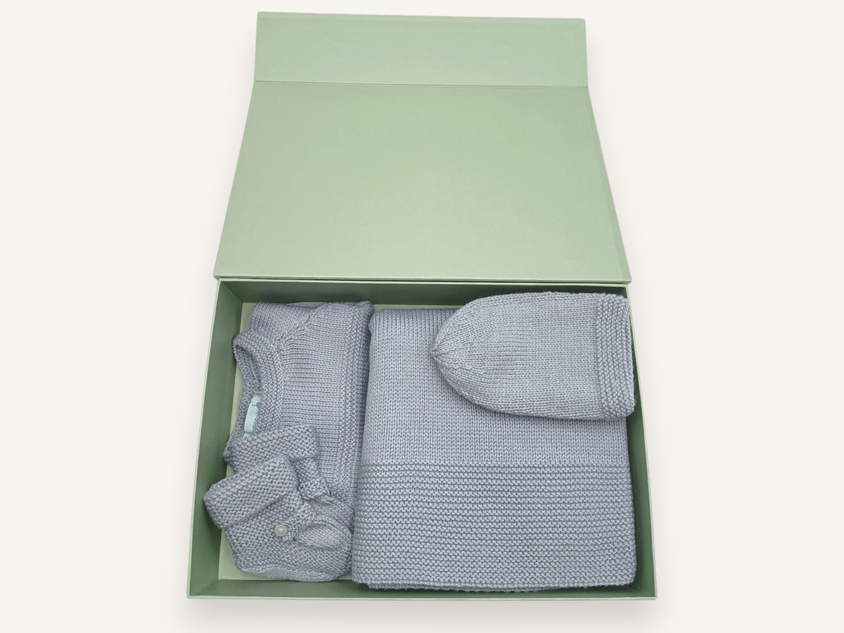 Enxoval de bebé Bonheur: casaquinho, manta, gorro e carapins em lã merino