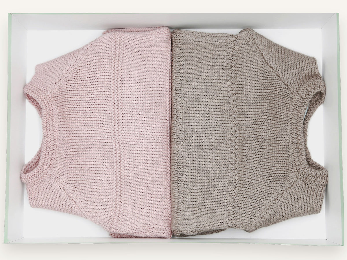 Geschenkset Strickjäckchen für Neugeborene - Complicité - taupe et rose
