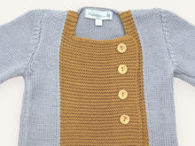 Gros plan sur l'encolure carrée et le plastron en point mousse brun doré du gilet bébé Tichat gris-bleu et brun doré