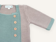 Gros plan sur la manche, le poignet vert et les boutons en buis du gilet bébé Tichat taupe et vert