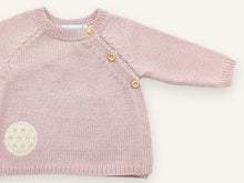 Close-up of the neckline, boxwood buttons and raglan armhole of the pink Didou preemie cardigan