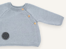 Close-up of the neckline, boxwood buttons and raglan armhole of the blue-grey Dadou preemie cardigan