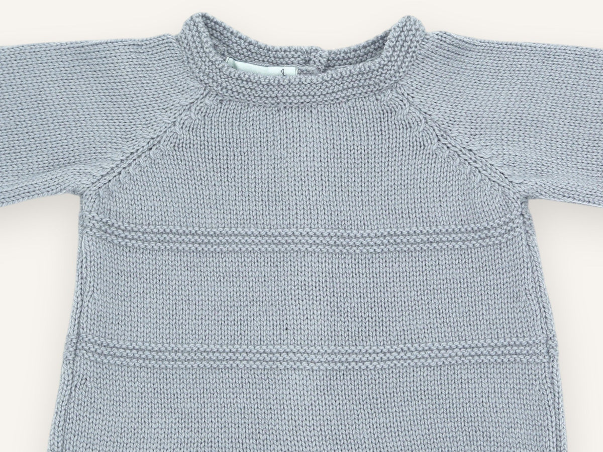 Gros plan sur l'encolure en point mousse et les emmanchures raglan de la brassière bébé Zazou gris-bleu