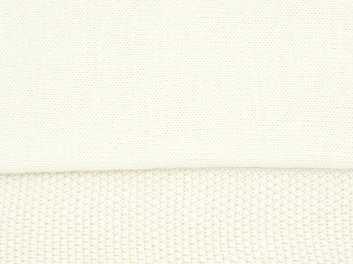 Gros plan sur la maille jersey et la bordure en point mousse de la couverture bébé Titou écru