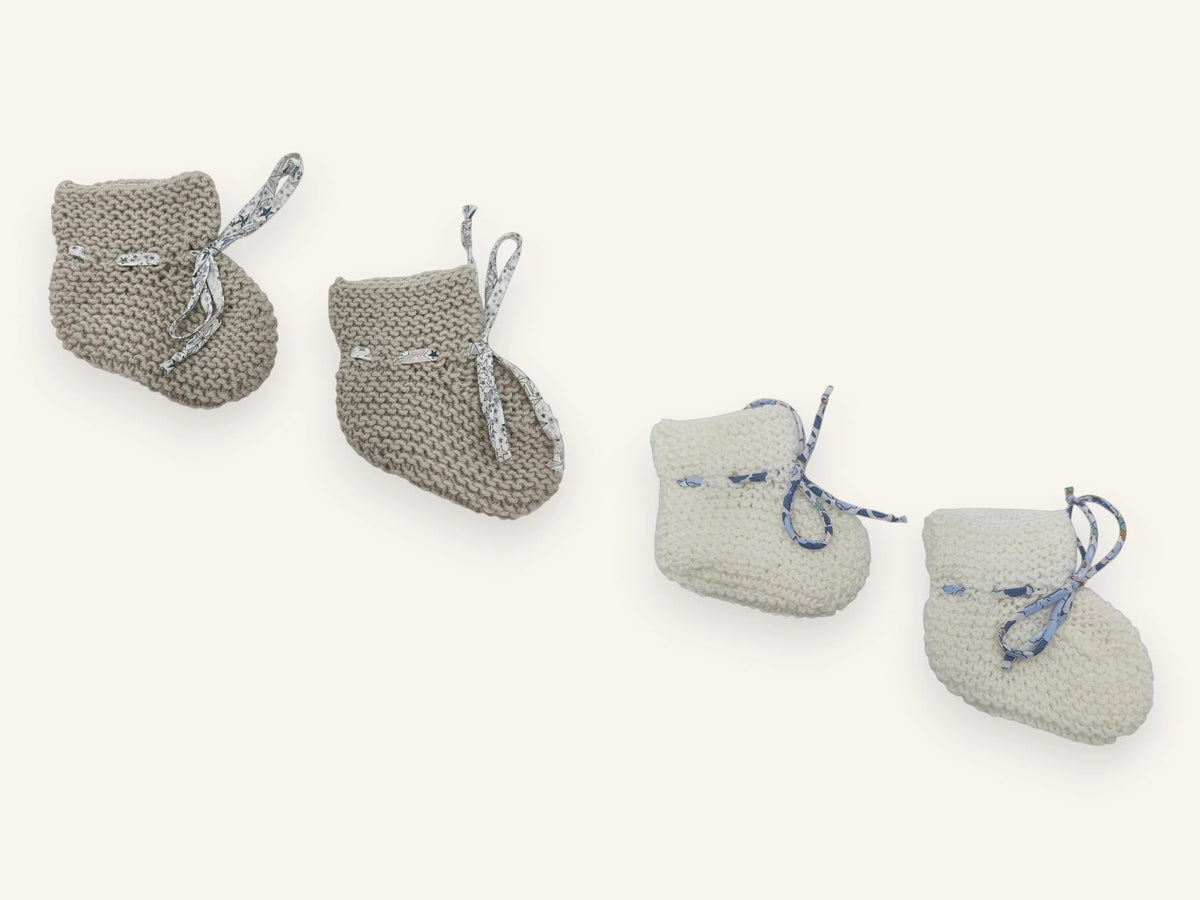 Baby-Erstausstattung: Geschenkset Babyschühchen aus Merinowolle - beige et blanc