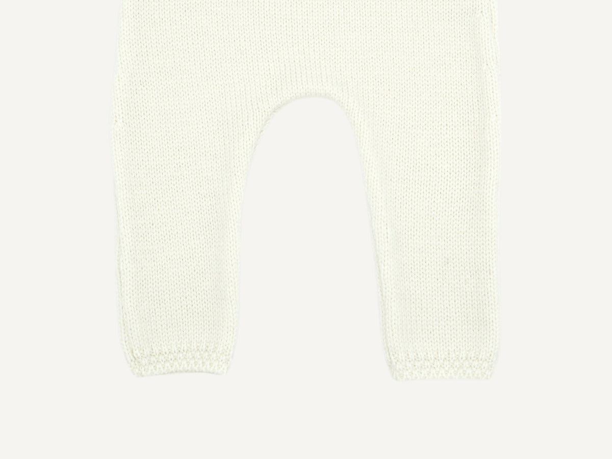 Gros plan sur l'entrejambe et les finitions en point de blé du pantalon bébé Chacha écru