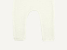 Gros plan sur l'entrejambe et les finitions en point de blé du pantalon bébé Chacha écru