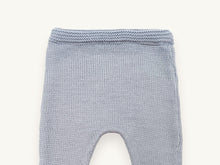 Close-up of the garter stitch waistband and jersey knit of the blue-grey Chachou baby trousers