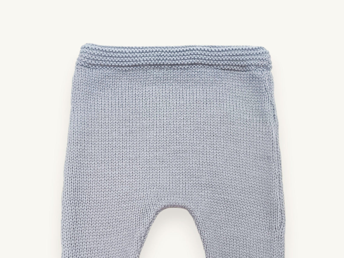 Close-up of the garter stitch waistband and jersey knit of the blue-grey Chachou baby trousers