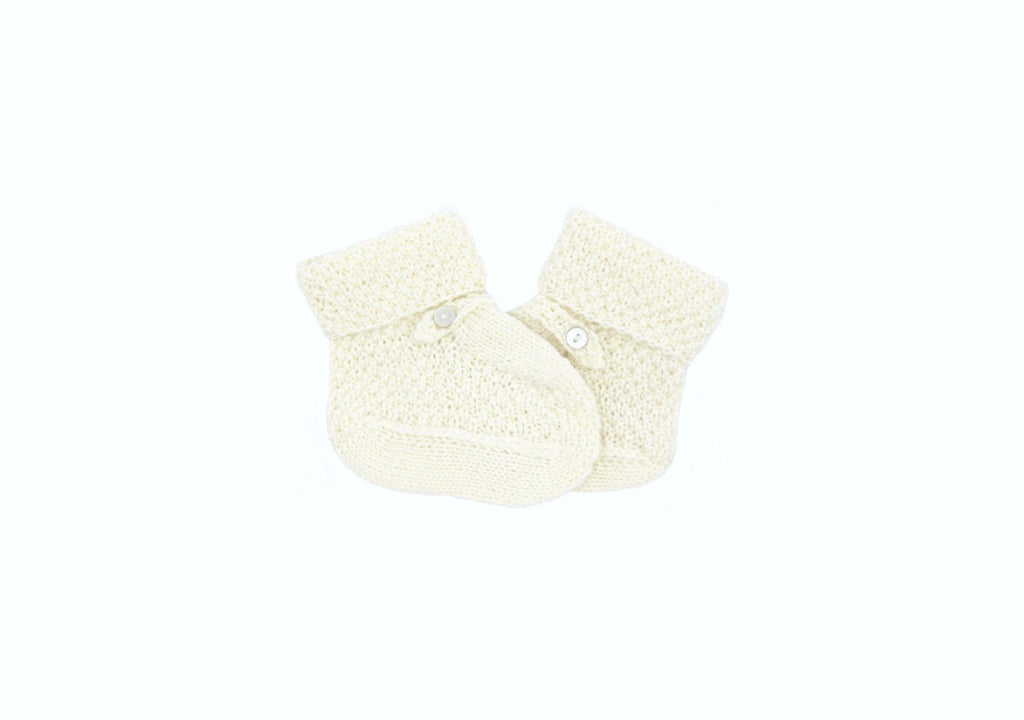 Chaussons bébé en laine mérinos écru, tricotés en France.