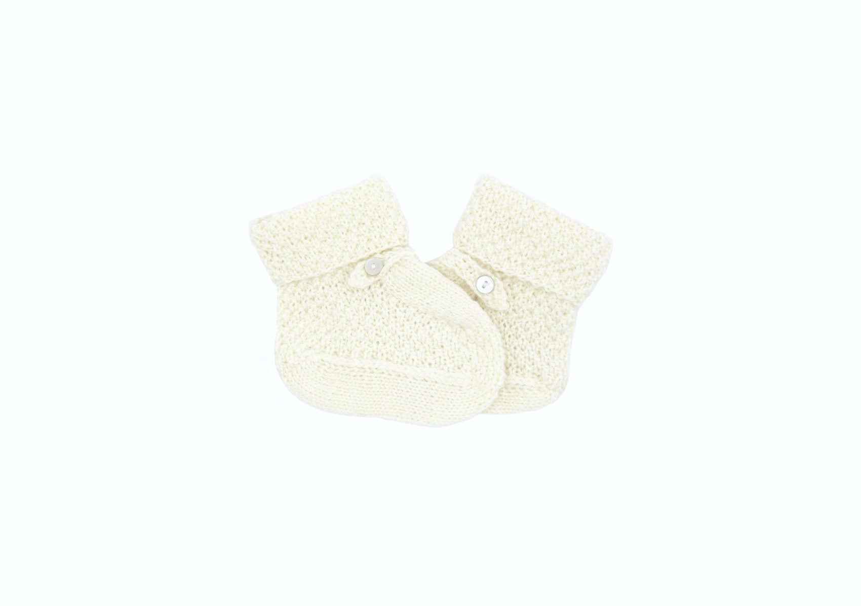 Chaussons bébé en laine mérinos écru, tricotés en France.