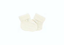 Chaussons bébé en laine mérinos écru, tricotés en France.
