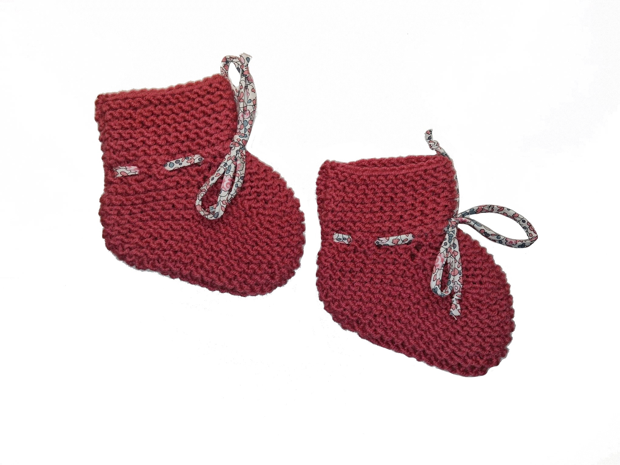 Chaussons pour bébés en tricot point mousse laine mérinos framboise faits main