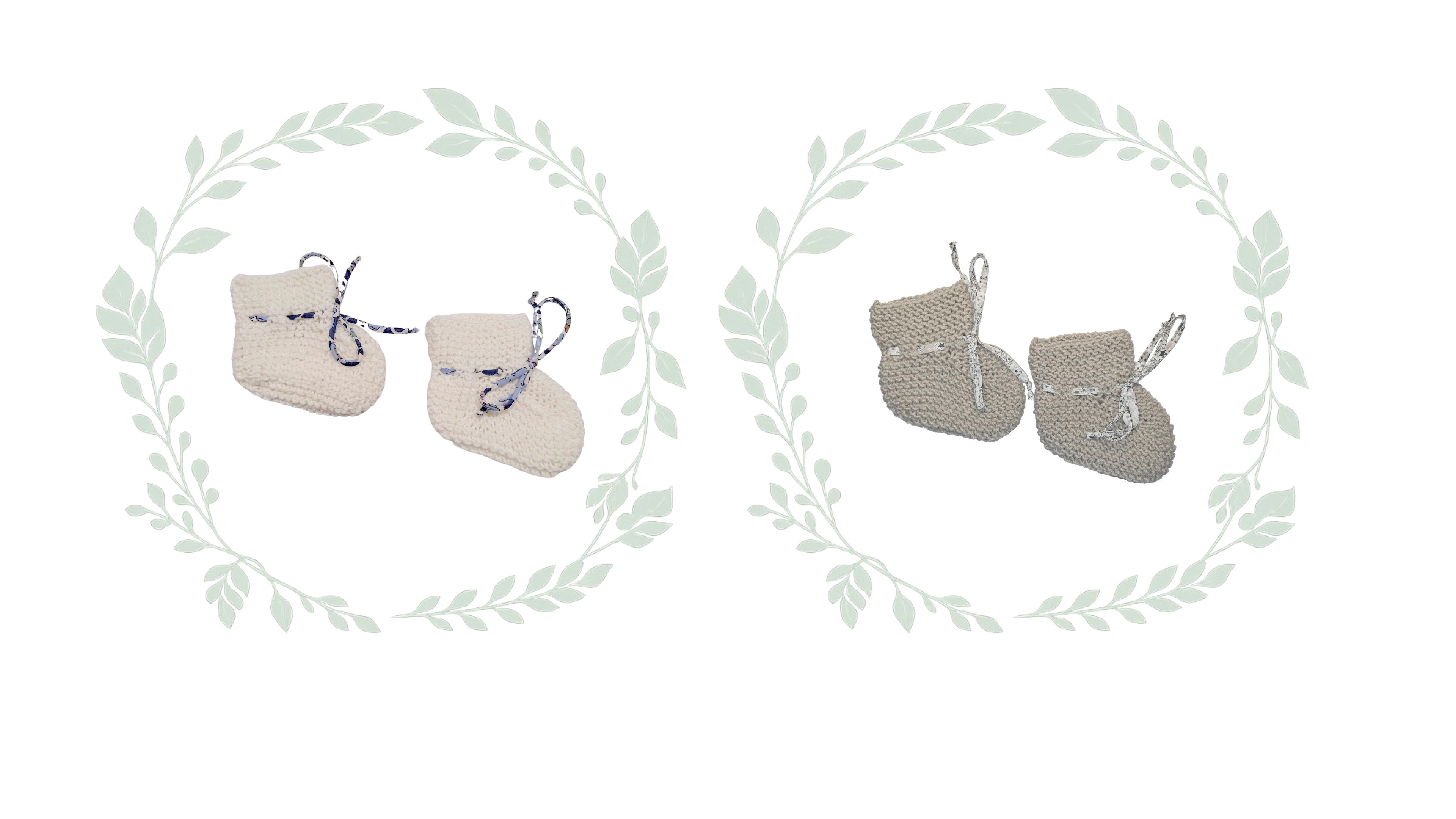 coffret de deux paires de chaussons pour bébés en laine mérinos blanc et beige tricotés main en point mousse