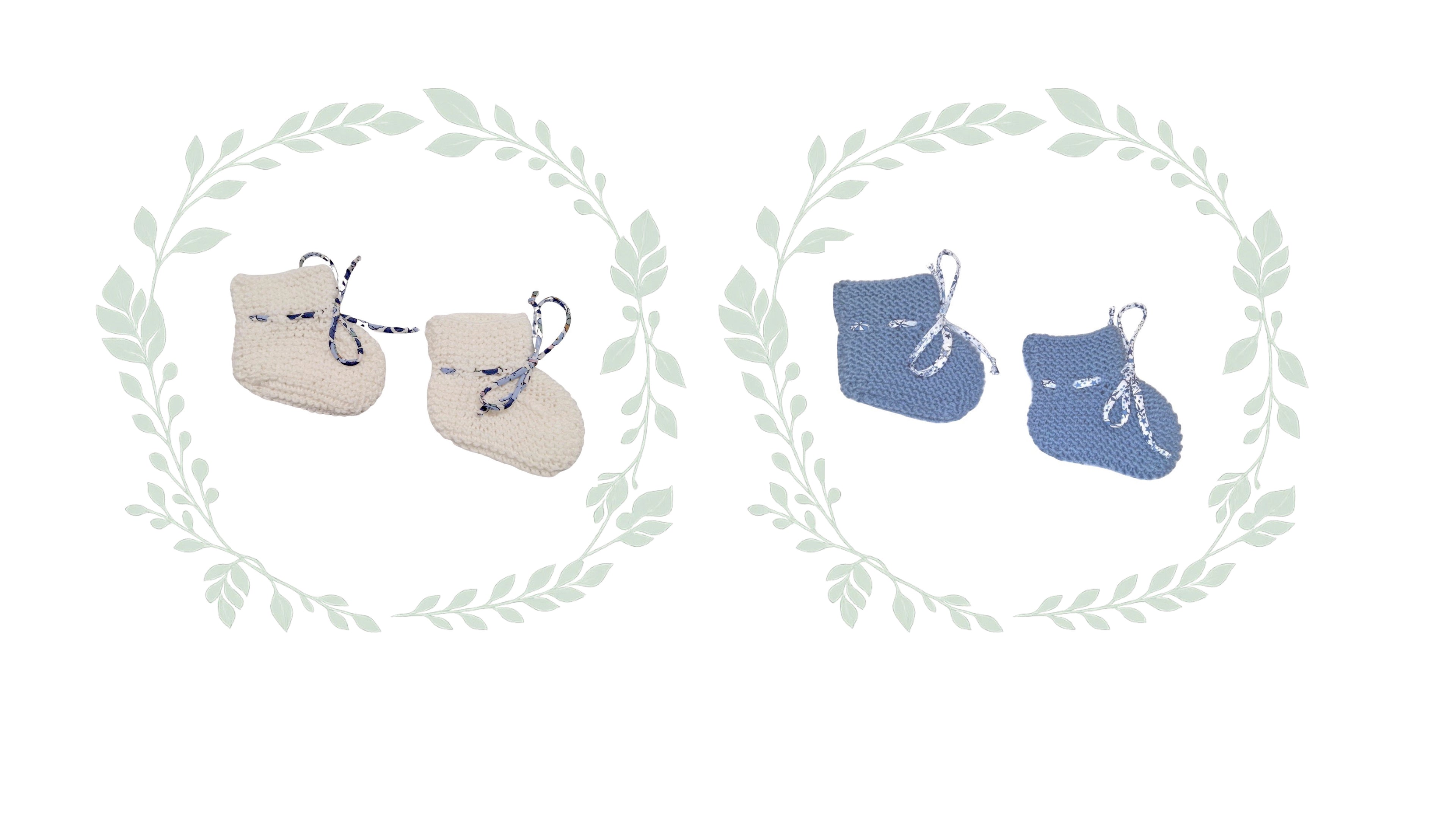 coffret de deux paires de chaussons pour bébés en laine mérinos blanc et bleu tricotés en point mousse