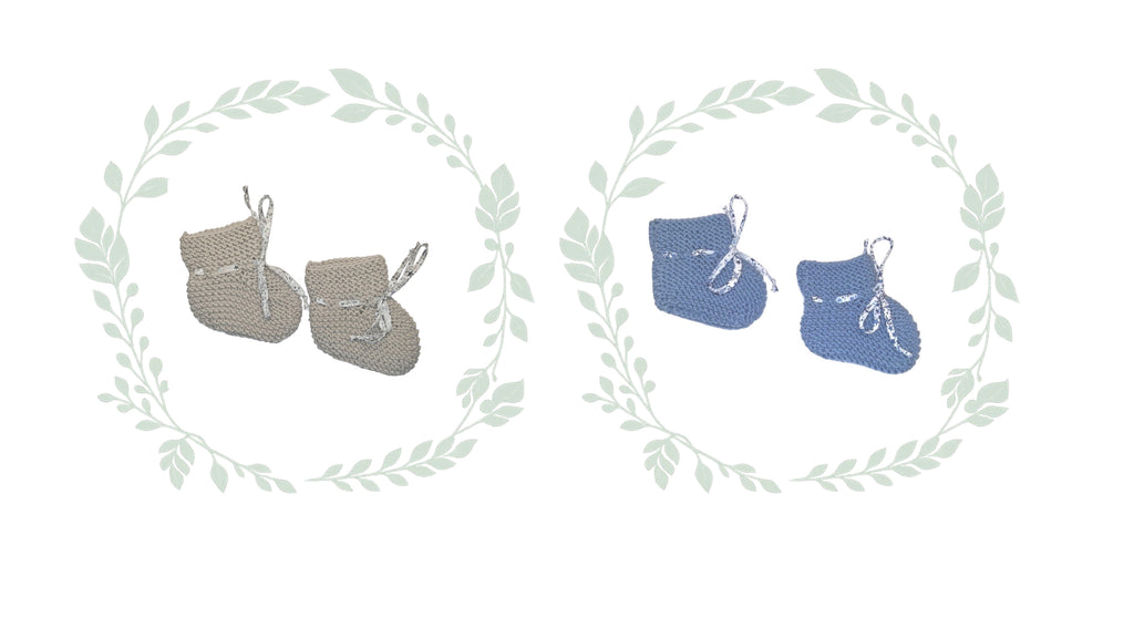 coffret de deux paires de chaussons pour bébés en laine mérinos bleu et beige tricotés en point mousse