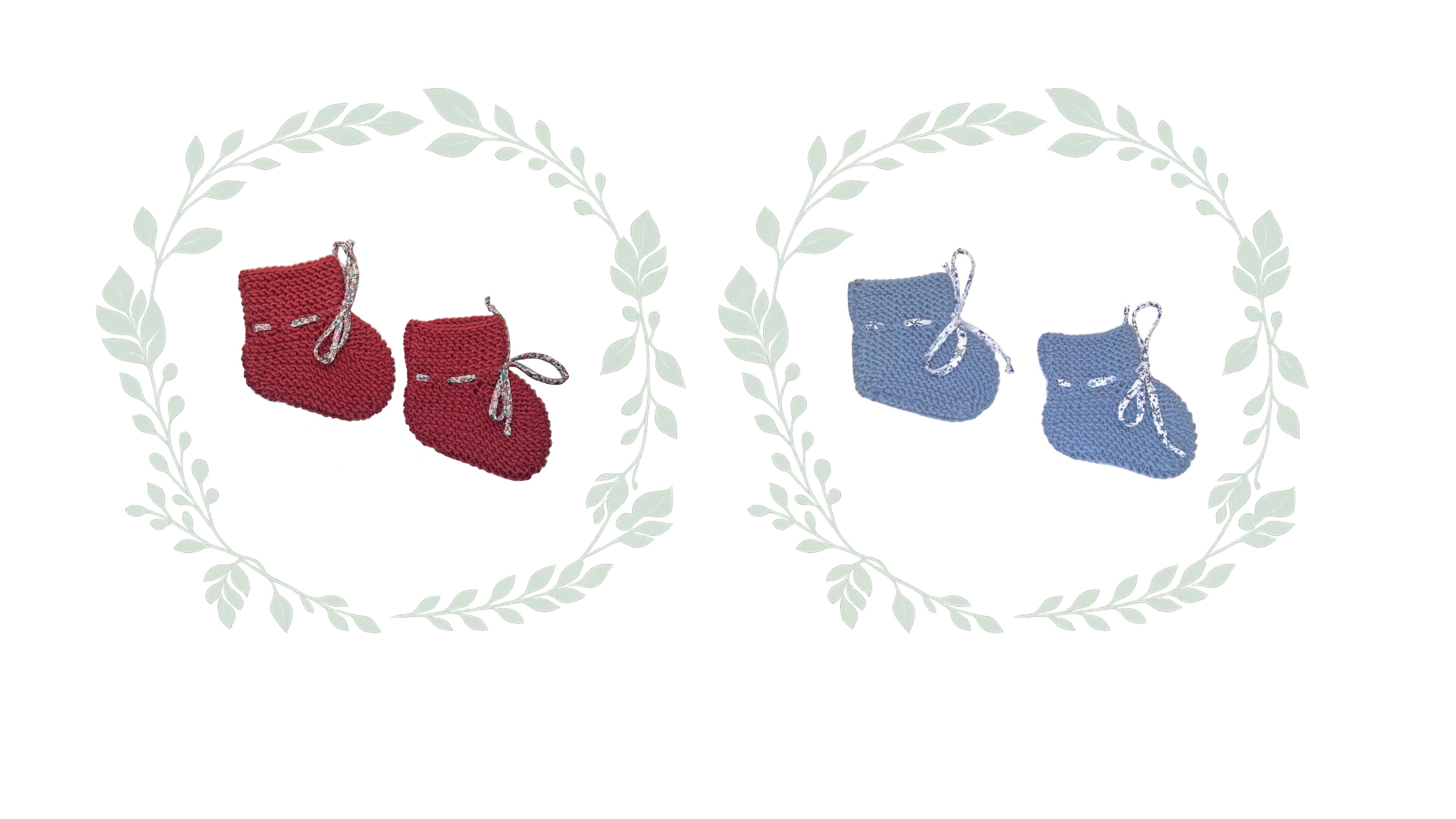 coffret de deux paires de chaussons pour bébés en laine mérinos framboise et bleu tricotés en point mousse