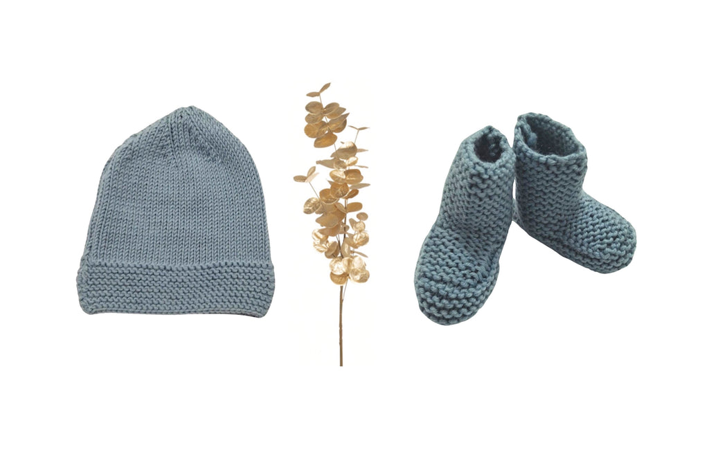 coffret bonnet et chaussons pour bébé laine mérinos vert céladon tricotés main en point mousse