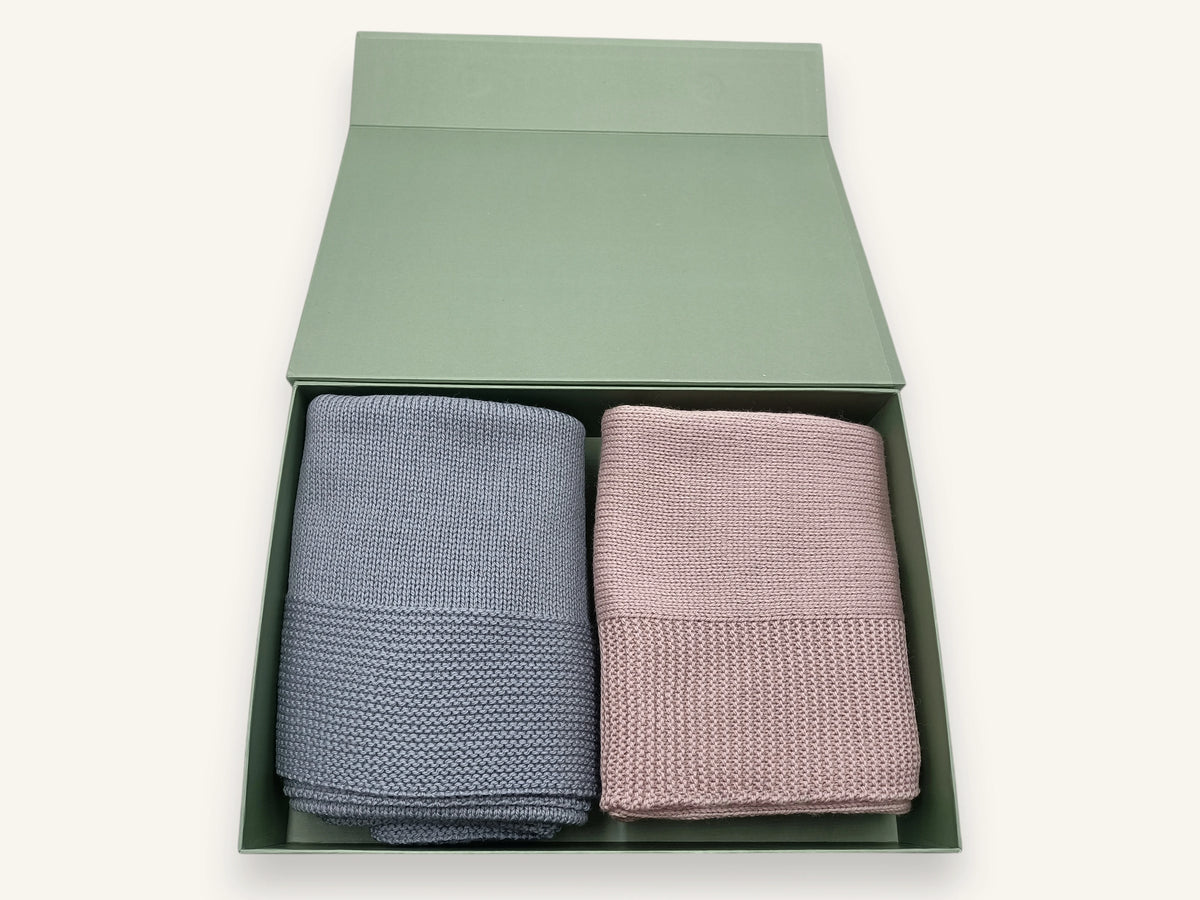 Coffret deux couvertures bébé en tricot - Choupis rose & gris-bleu