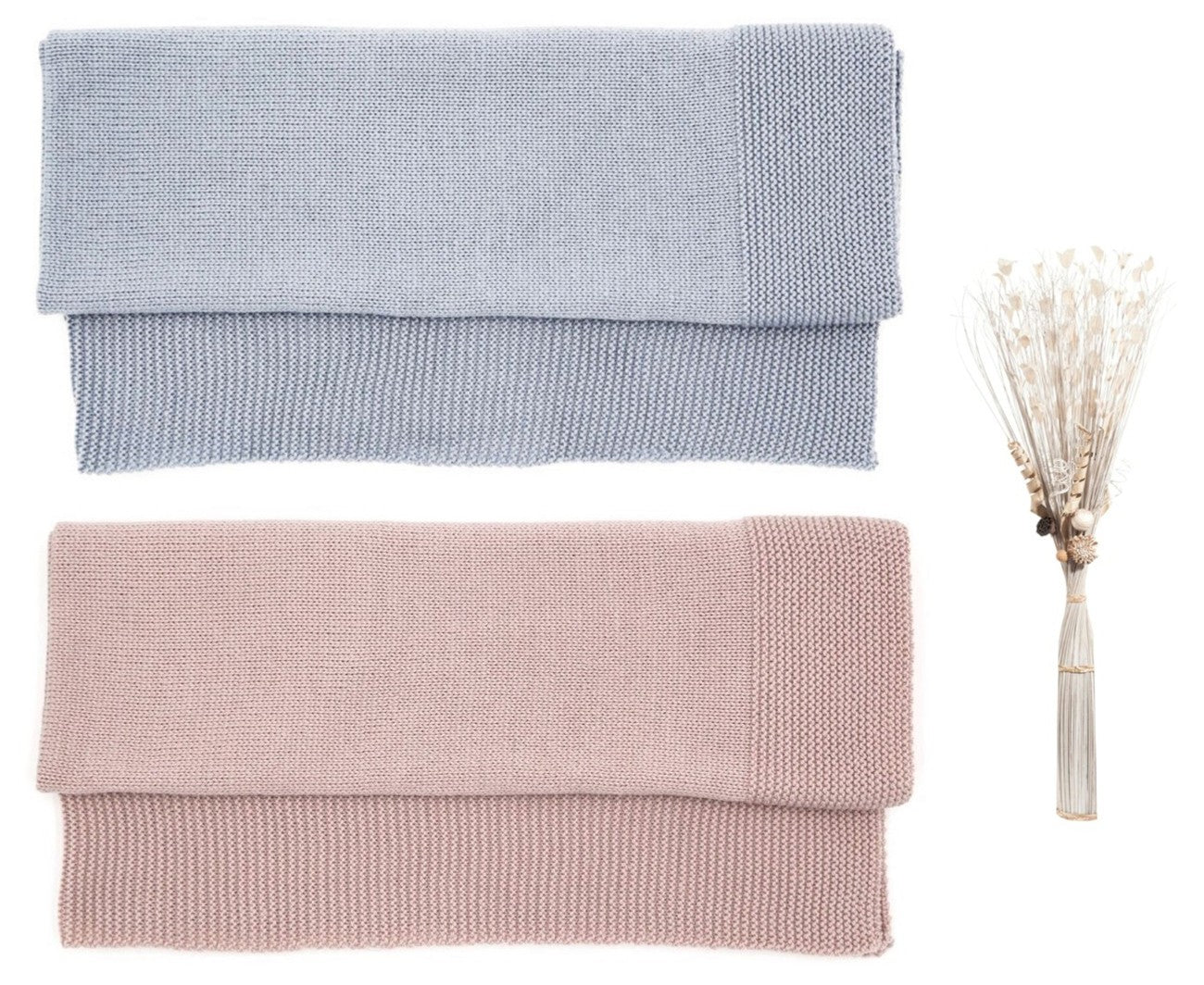 Coffret de naissance composé de deux couvertures en laine mérinos grise et rose, tricotées en France