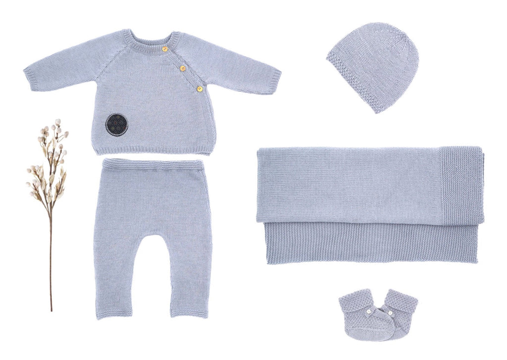 Coffret pour bébé prématuré comprenant une brassière un pantalon une couverture un bonnet des chaussons gris tricotés en laine mérinos