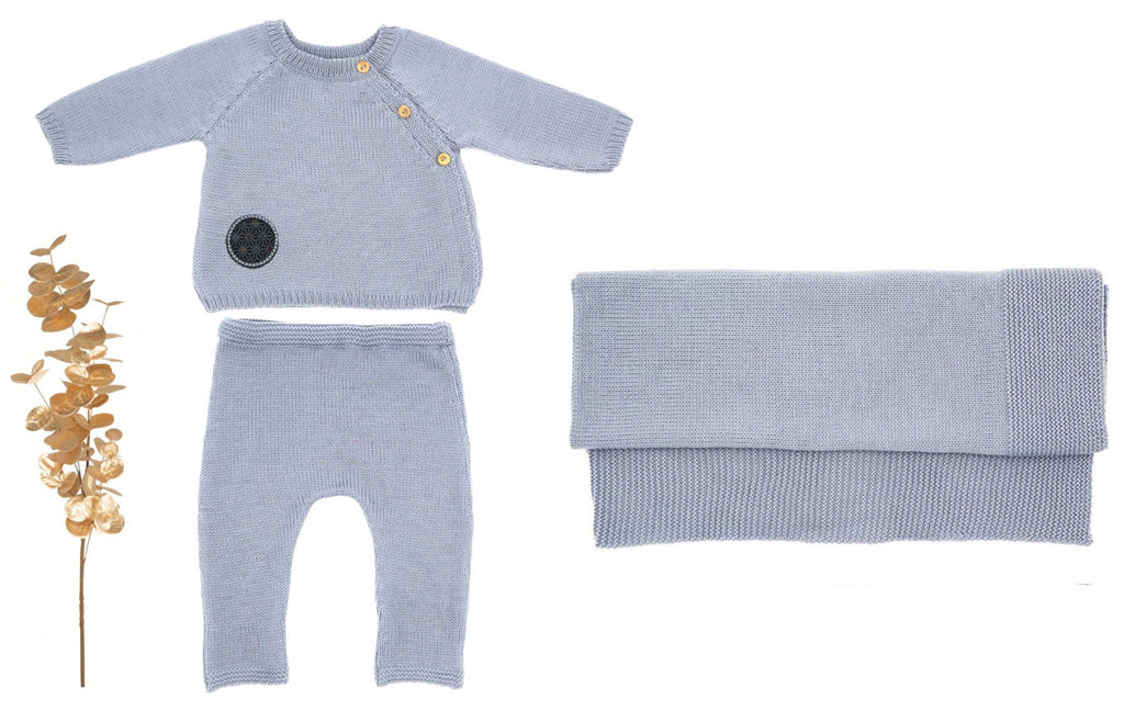 Coffret pour bébé prématuré  comprenant une brassière un pantalon et une couverture grise tricotés en laine mérinos
