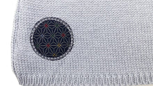Détail d'un motif en tissu bleu sur une brassière pour prématuré gris bleu en laine mérinos extrafine