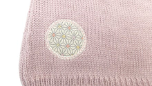 Détail d'un motif en tissu sur une brassière pour prématuré rose en laine mérinos extrafine