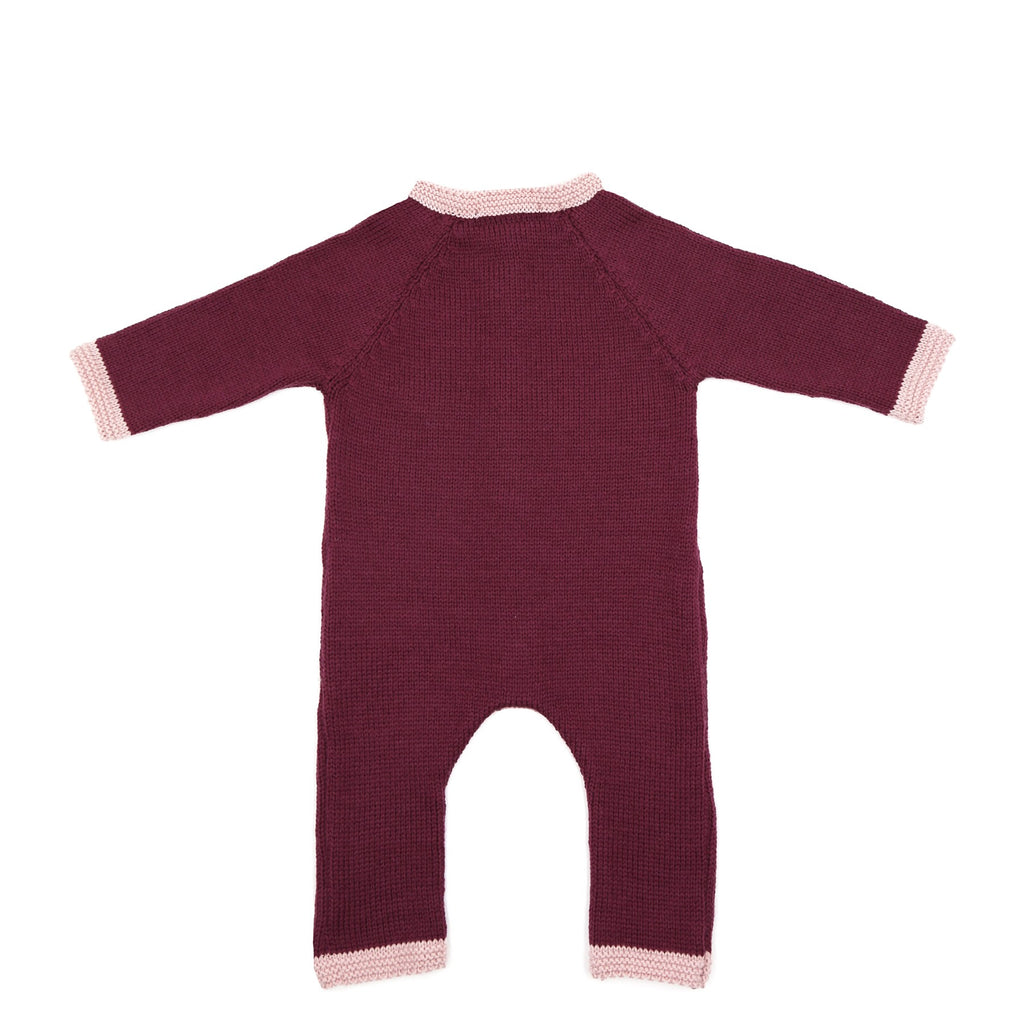 Détail du tricot d’une combinaison bébé en laine mérinos extrafine