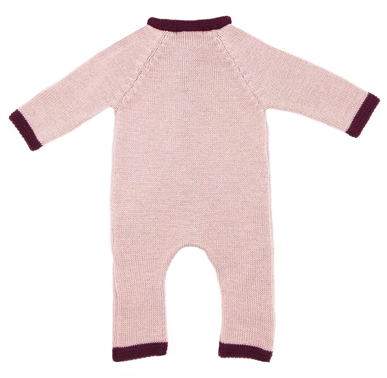 Détail du tricot d’une combinaison bébé en laine mérinos extrafine