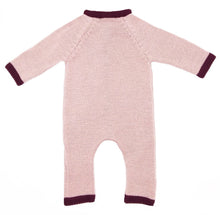 Détail du tricot d’une combinaison bébé en laine mérinos extrafine