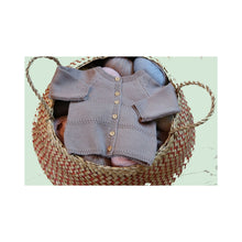Vue du boutonnage dos d’une brassière pour prématuré en laine mérinos taupe