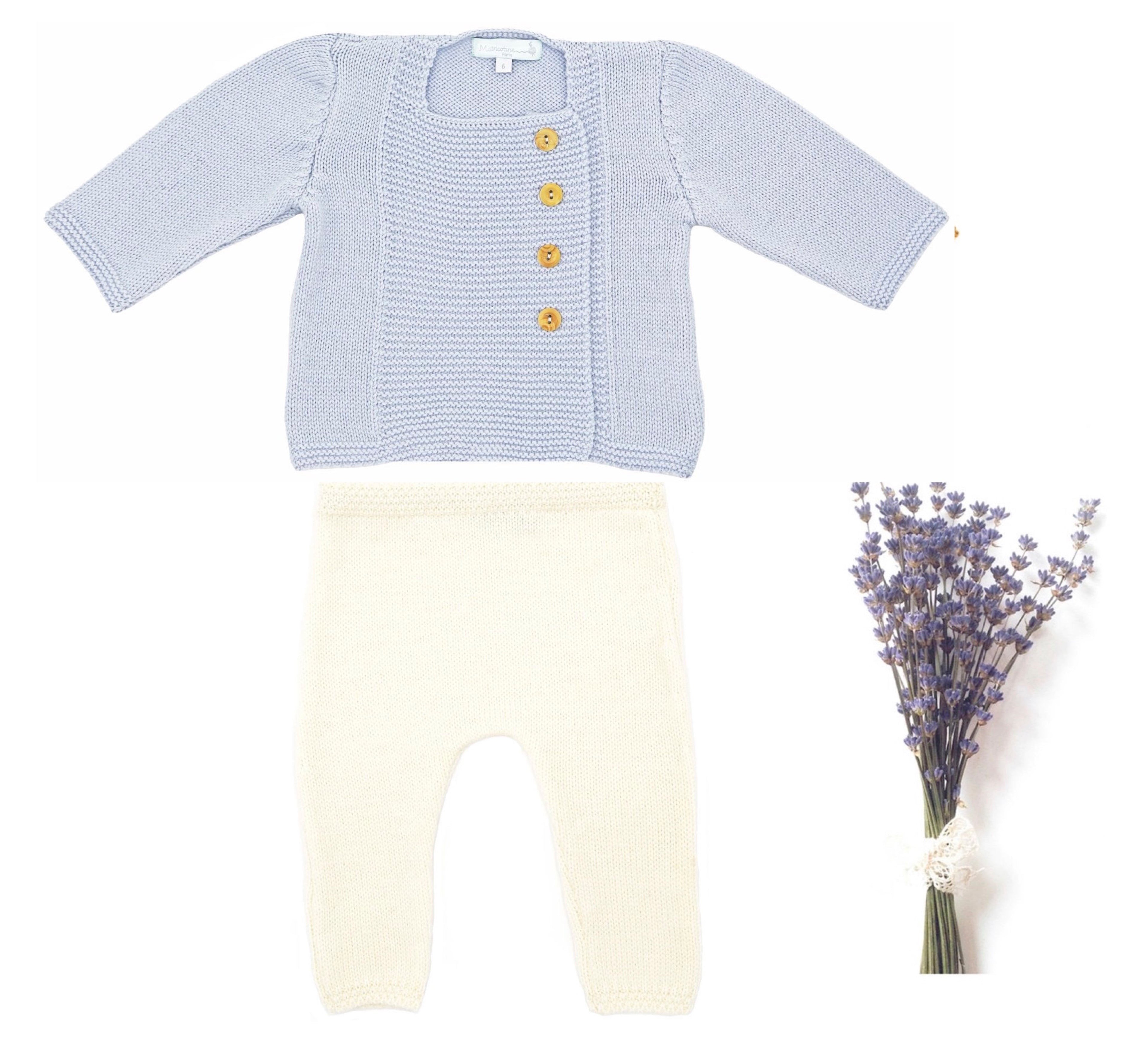 Tenue de naissance gilet lilas & pantalon écru en laine mérinos, tricotée en France