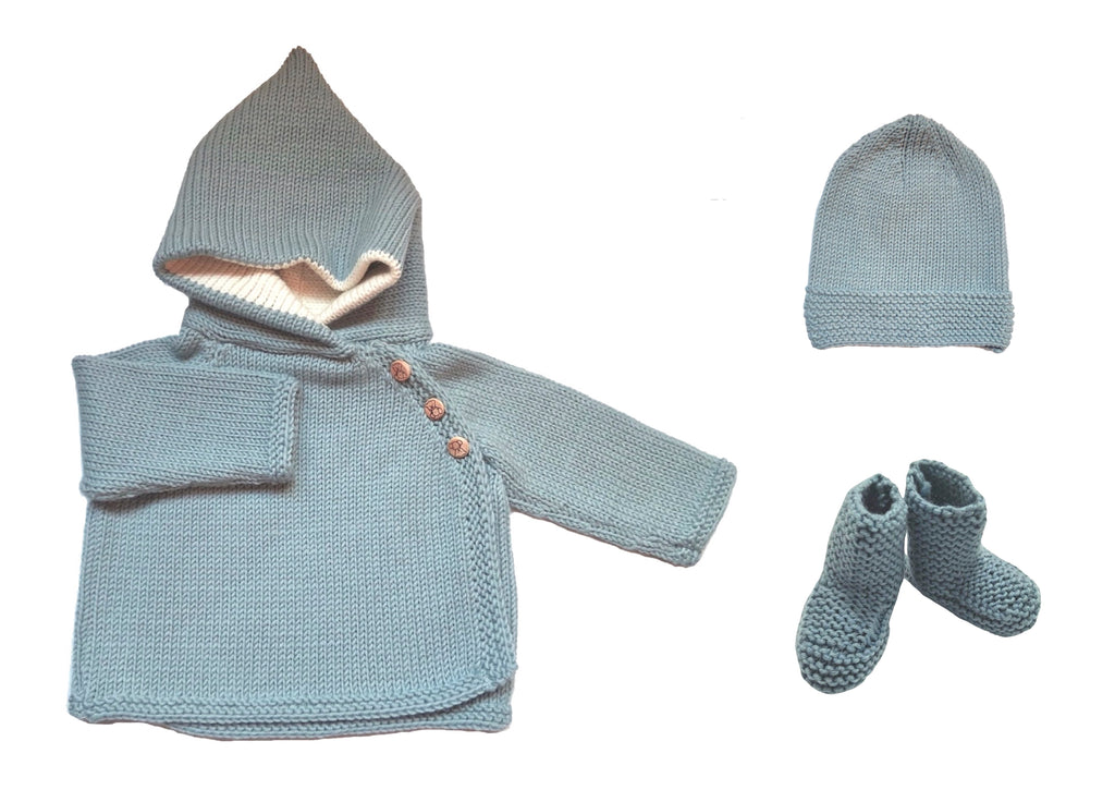 ensemble bébé en laine mérinos vert céladon comprenant paletot à capuche bonnet et chaussons tricotés en France