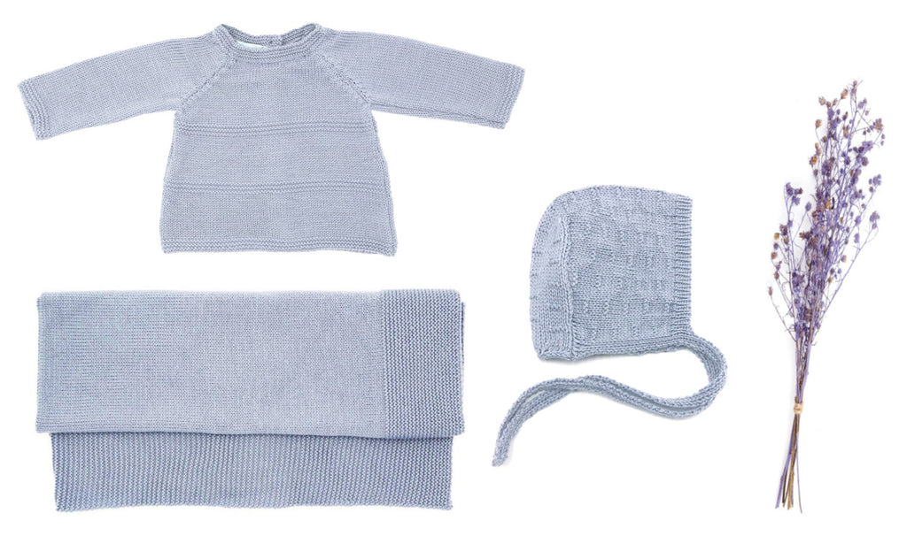 Coffret bébé comprenant une brassière, une couverture, un béguin gris tricotés en laine mérinos extrafine. Made in France