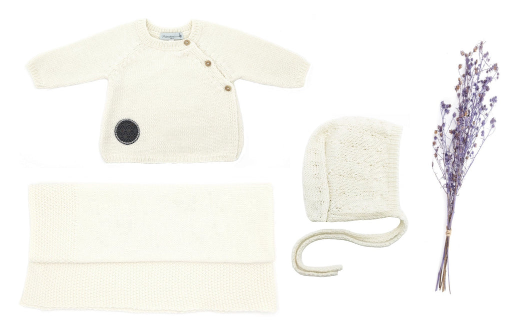 Coffret bébé comprenant une brassière, une couverture, un béguin écru en tricot  laine mérinos extrafine. Made in France.