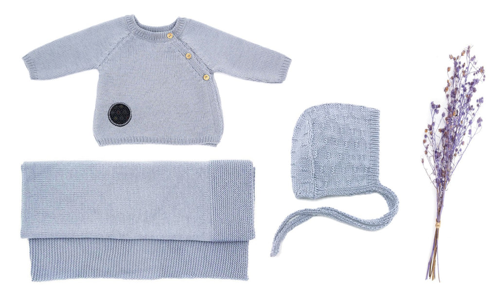 Coffret bébé comprenant une brassière, une couverture, un béguin gris en tricot  laine mérinos extrafine. Made in France