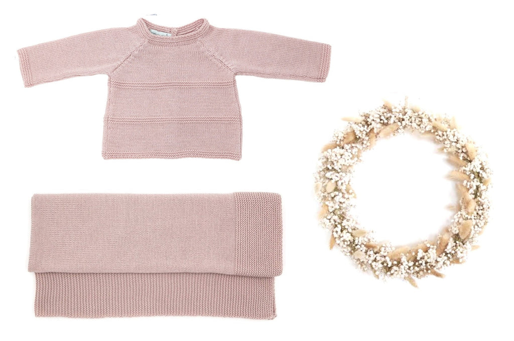 Coffret naissance rose avec une brassière et  une couverture, tricotés en laine mérinos. Made in France