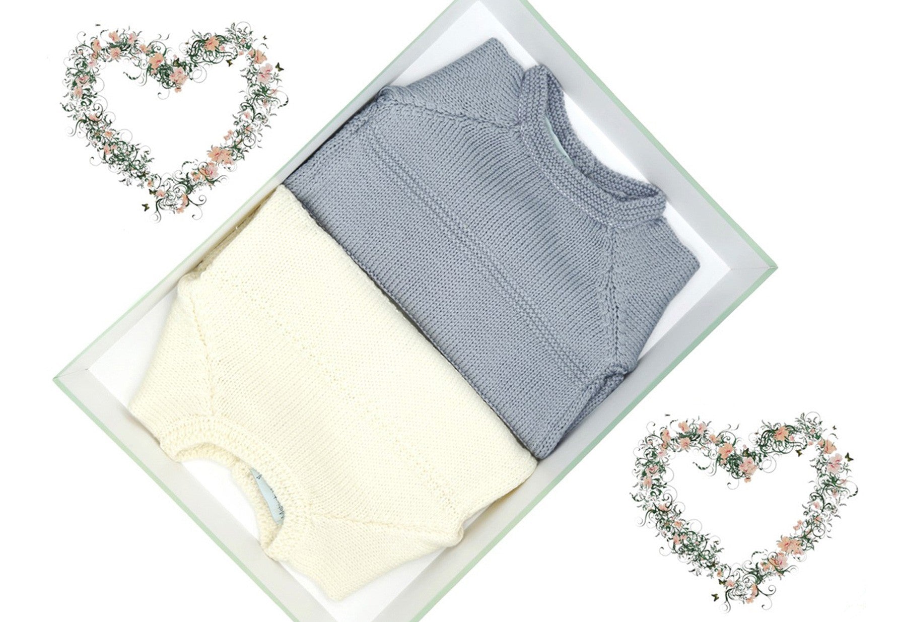 Coffret naissance deux brassières en laine mérinos écru et grise, tricotées en France.