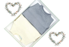 Coffret naissance deux brassières en laine mérinos écru et grise, tricotées en France.