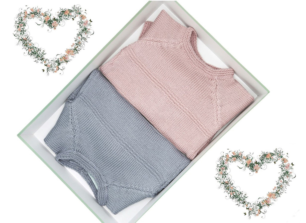 Coffret naissance deux brassières en laine mérinos rose et grise, tricotées en France.
