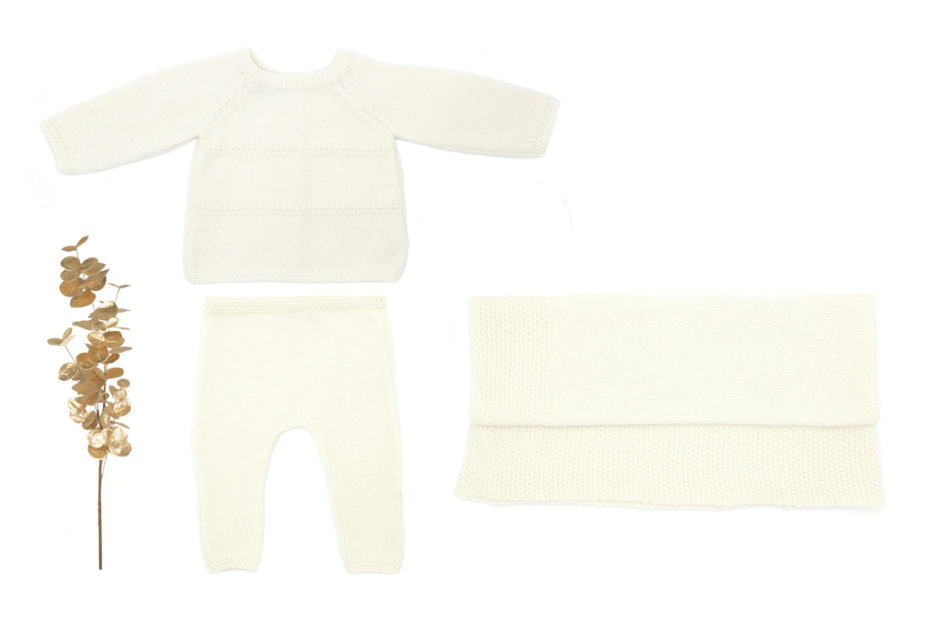 Ensemble naissance avec  une brassière, un pantalon et une couverture écru tricotés en laine mérinos. Made in France