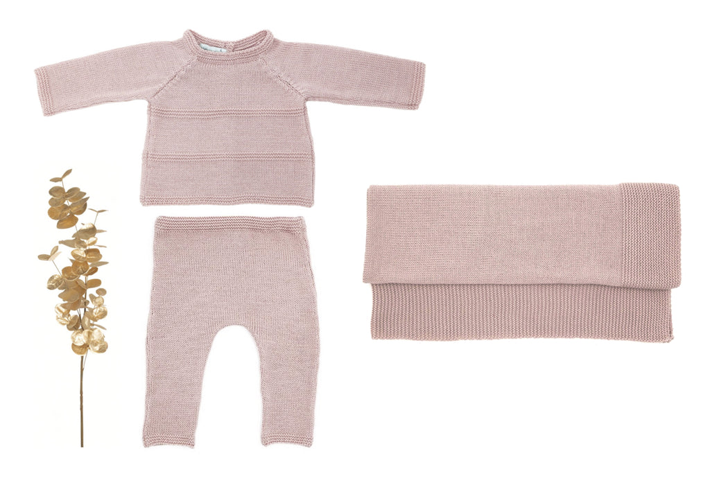 Ensemble naissance avec  une brassière, un pantalon et une couverture rose tricotés en laine mérinos. Made in France