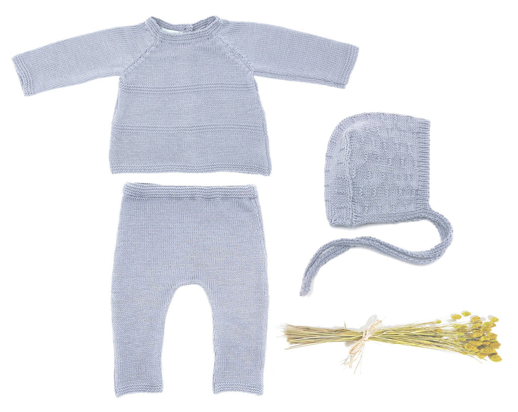 Coffret naissance avec brassière, pantalon et béguin en laine mérinos gris. Tricoté en France