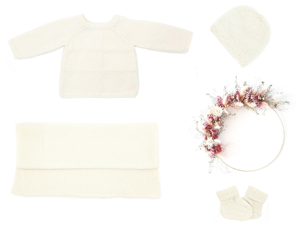 Trousseau de naissance avec  une brassière, une couverture, un bonnet et des chaussons écru tricotés en laine mérinos. Made in France