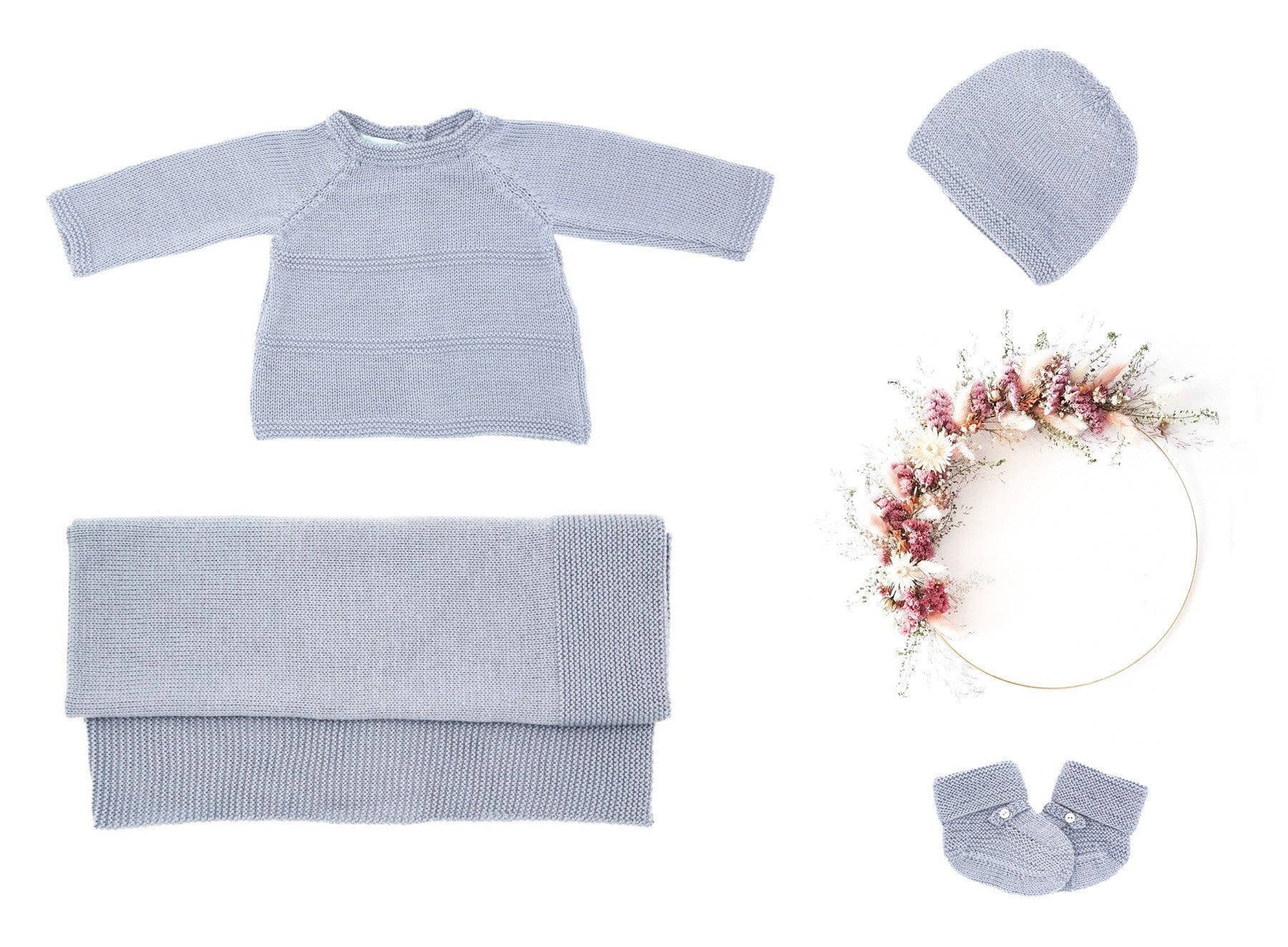 Trousseau de naissance avec  une brassière, une couverture, un bonnet et des chaussons gris bleu tricotés en laine mérinos. Made in France
