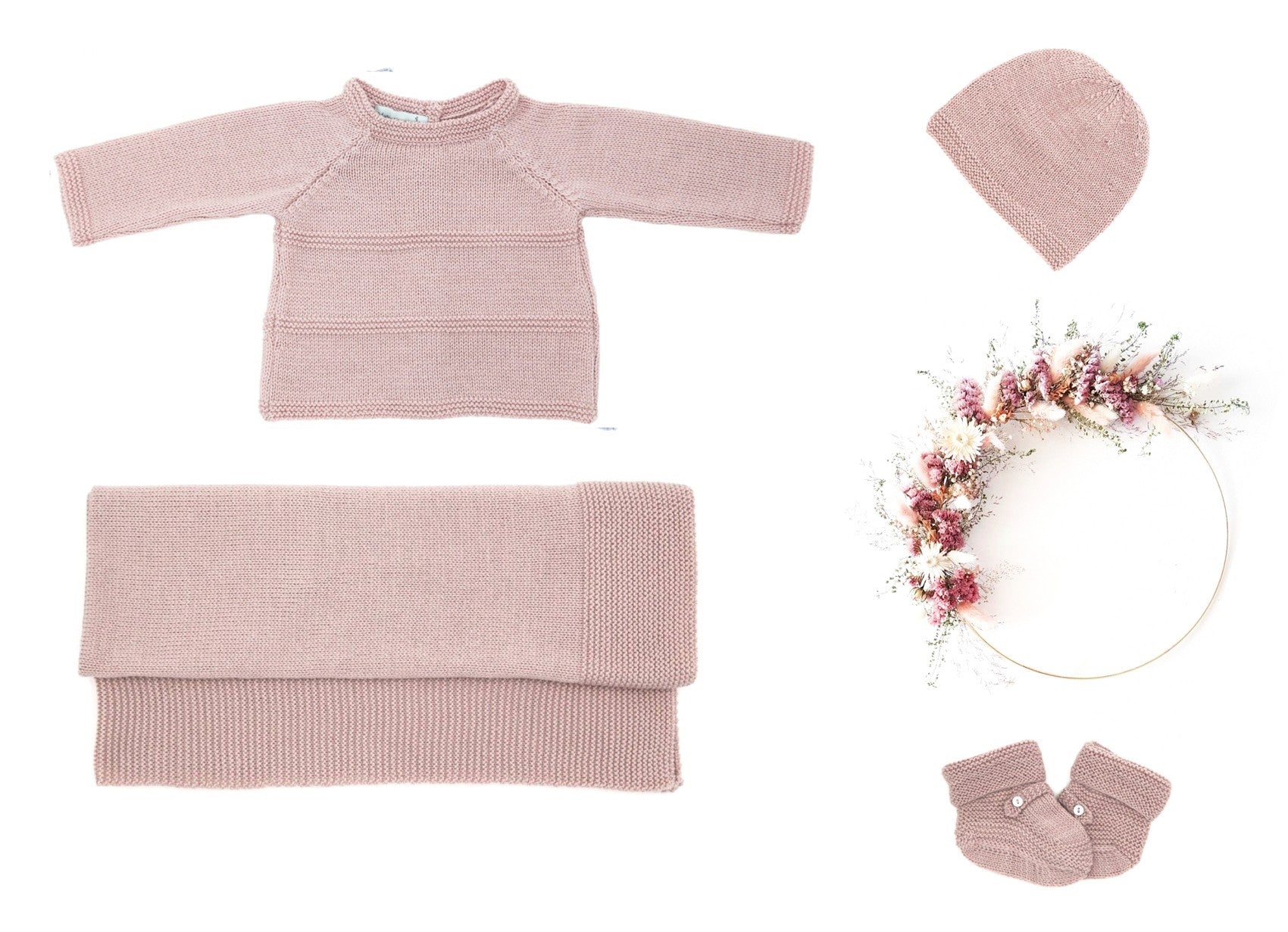 Trousseau de naissance avec  une brassière, une couverture, un bonnet et des chaussons rose tricotés en laine mérinos. Made in France